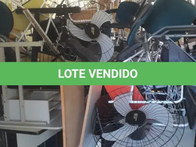 LOTE 003 - Sucatas de mobiliário escolar e escritório compostas de armários, cadeiras fixas e giratórias, classes escolares, berços, carrinhos de bebê, racks, suportes para computador, bancos, lousas, estantes de aço, mesas de escritório e escolares, gaveteiros, ventiladores entre outros