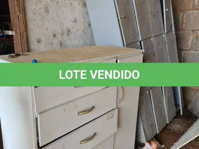 LOTE 008 - Armários de Madeira, Aço, Balcão de Fôrmica