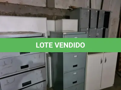 LOTE 008 - Armários de Madeira, Aço, Balcão de Fôrmica