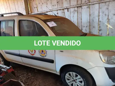 LOTE 016 - VAN FIAT DOBLO ESSENCE 1.8, 16V, 132CV, ALCO/GASOL, 2013/2014 E RADIO AUTOMOTIVO AUDIOART.