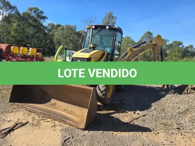 LOTE 003 - Retroescavadeira marca New Holland, Ano/Modelo: 2014,