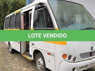 LOTE 020 - MICRO ONIBUS VOLKSWAGEM/COMIL, BELLO 8.120, 2003, CAP. 20 PASSAGEIROS, BRANCO E RÁDIO AUTOMOTIVO AM,FM COM MP3 E ENTRADA USB  E  ELEVADOR PARA VEICULO MARCA ELEVITTÁ, MODELO PEV UR VIRIDIAN SAT, S/N-0001, TENSÃO 12VCC, CAPACIDADE DE CARGA MAXIMA 2500N.