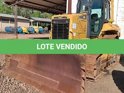 LOTE 012 - TRATOR DE ESTEIRAS CATERPILLAR D6N, 2010, COM RODA MOTRIZ ELEVADA.