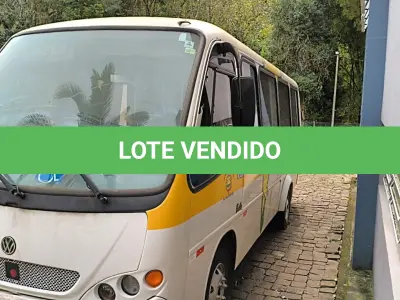 LOTE 020 - MICRO ONIBUS VOLKSWAGEM/COMIL, BELLO 8.120, 2003, CAP. 20 PASSAGEIROS, BRANCO E RÁDIO AUTOMOTIVO AM,FM COM MP3 E ENTRADA USB  E  ELEVADOR PARA VEICULO MARCA ELEVITTÁ, MODELO PEV UR VIRIDIAN SAT, S/N-0001, TENSÃO 12VCC, CAPACIDADE DE CARGA MAXIMA 2500N.