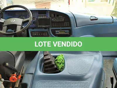 LOTE 020 - MICRO ONIBUS VOLKSWAGEM/COMIL, BELLO 8.120, 2003, CAP. 20 PASSAGEIROS, BRANCO E RÁDIO AUTOMOTIVO AM,FM COM MP3 E ENTRADA USB  E  ELEVADOR PARA VEICULO MARCA ELEVITTÁ, MODELO PEV UR VIRIDIAN SAT, S/N-0001, TENSÃO 12VCC, CAPACIDADE DE CARGA MAXIMA 2500N.