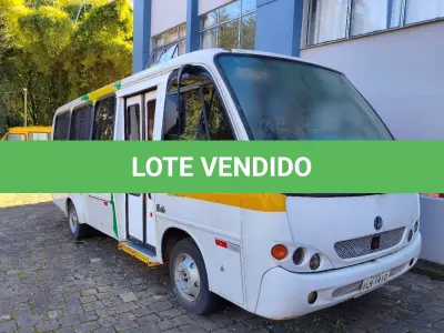 LOTE 020 - MICRO ONIBUS VOLKSWAGEM/COMIL, BELLO 8.120, 2003, CAP. 20 PASSAGEIROS, BRANCO E RÁDIO AUTOMOTIVO AM,FM COM MP3 E ENTRADA USB  E  ELEVADOR PARA VEICULO MARCA ELEVITTÁ, MODELO PEV UR VIRIDIAN SAT, S/N-0001, TENSÃO 12VCC, CAPACIDADE DE CARGA MAXIMA 2500N.