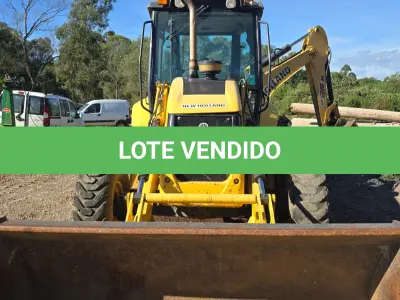 LOTE 003 - Retroescavadeira marca New Holland, Ano/Modelo: 2014,