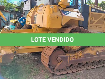 LOTE 012 - TRATOR DE ESTEIRAS CATERPILLAR D6N, 2010, COM RODA MOTRIZ ELEVADA.