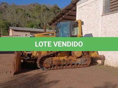 LOTE 012 - TRATOR DE ESTEIRAS CATERPILLAR D6N, 2010, COM RODA MOTRIZ ELEVADA.