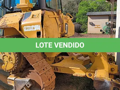 LOTE 012 - TRATOR DE ESTEIRAS CATERPILLAR D6N, 2010, COM RODA MOTRIZ ELEVADA.