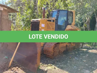 LOTE 012 - TRATOR DE ESTEIRAS CATERPILLAR D6N, 2010, COM RODA MOTRIZ ELEVADA.