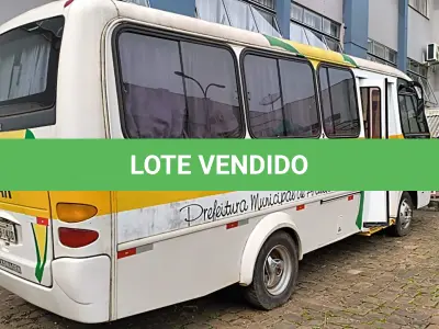 LOTE 020 - MICRO ONIBUS VOLKSWAGEM/COMIL, BELLO 8.120, 2003, CAP. 20 PASSAGEIROS, BRANCO E RÁDIO AUTOMOTIVO AM,FM COM MP3 E ENTRADA USB  E  ELEVADOR PARA VEICULO MARCA ELEVITTÁ, MODELO PEV UR VIRIDIAN SAT, S/N-0001, TENSÃO 12VCC, CAPACIDADE DE CARGA MAXIMA 2500N.