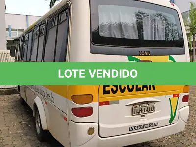 LOTE 020 - MICRO ONIBUS VOLKSWAGEM/COMIL, BELLO 8.120, 2003, CAP. 20 PASSAGEIROS, BRANCO E RÁDIO AUTOMOTIVO AM,FM COM MP3 E ENTRADA USB  E  ELEVADOR PARA VEICULO MARCA ELEVITTÁ, MODELO PEV UR VIRIDIAN SAT, S/N-0001, TENSÃO 12VCC, CAPACIDADE DE CARGA MAXIMA 2500N.