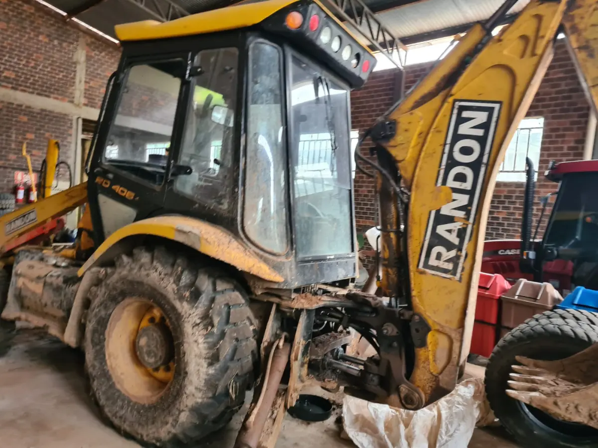 LOTE 007 - RETROESCAVADEIRA  RANDON 406k, Modelo da Máquina RK406/RK406/BRD406, Peso Bruto Máximo 9394 Kg; ano 2011.