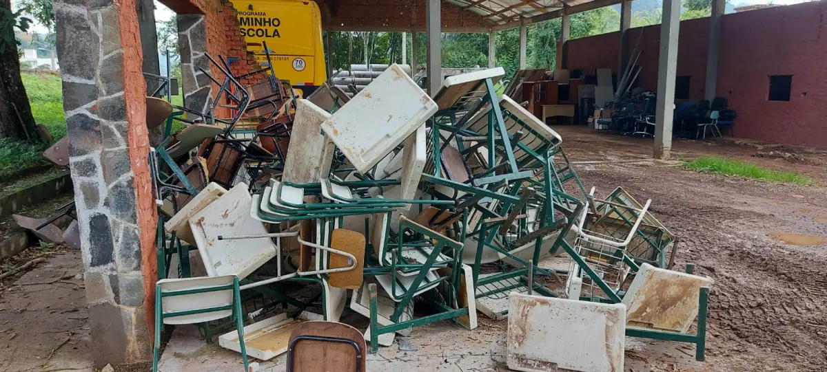 LOTE 010 - Classes e Cadeiras escolares