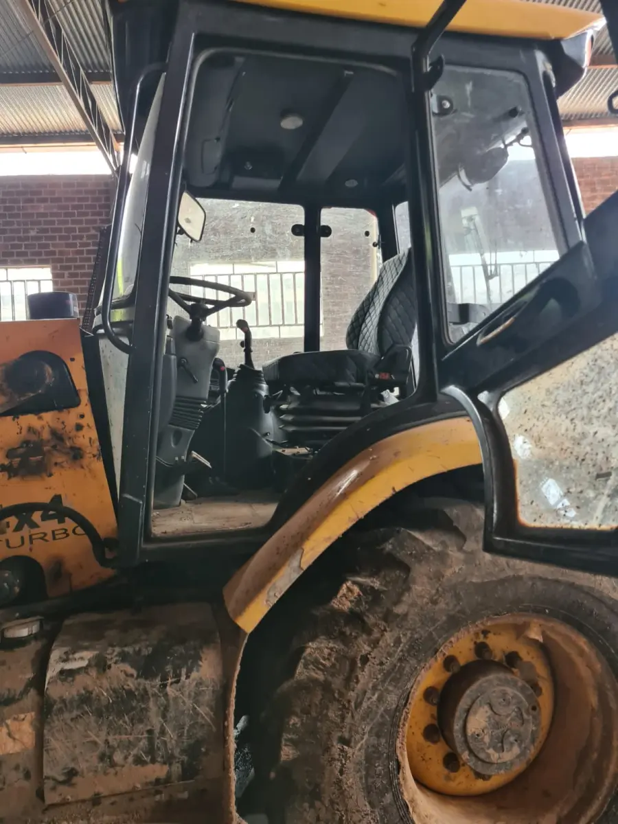 LOTE 007 - RETROESCAVADEIRA  RANDON 406k, Modelo da Máquina RK406/RK406/BRD406, Peso Bruto Máximo 9394 Kg; ano 2011.