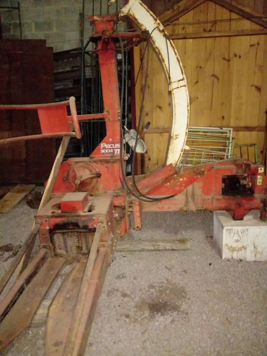 LOTE 011 - ENSILADEIRA Nogueira Pecus 9004, vermelha