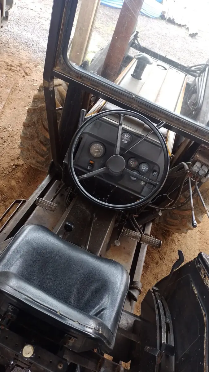 LOTE 006 - TRATOR AGRÍCOLA COM CONCHA HIDRÁULICA, Marca VALMET, Modelo 78.5, motor diesel, cor amarela, ano de fabricação 2006