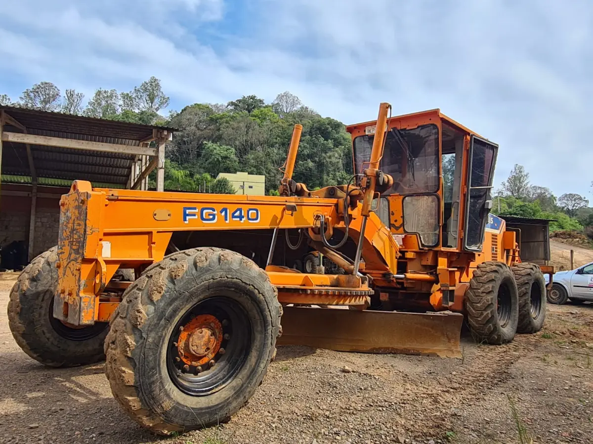 LOTE 001 - MOTONIVELADORA MARCA FIAT ALLIS, ano e modelo 2002, cor laranja, 20T/140CV
