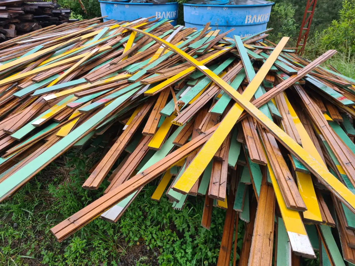 LOTE 013 - Madeiras retiradas do assoalho da quadra esportiva do ginásio de esporte municipal, sendo que no local havia a metragem 500m²