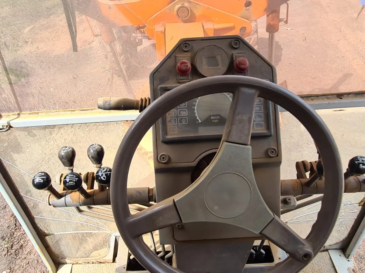 LOTE 001 - MOTONIVELADORA MARCA FIAT ALLIS, ano e modelo 2002, cor laranja, 20T/140CV, cor laranja,