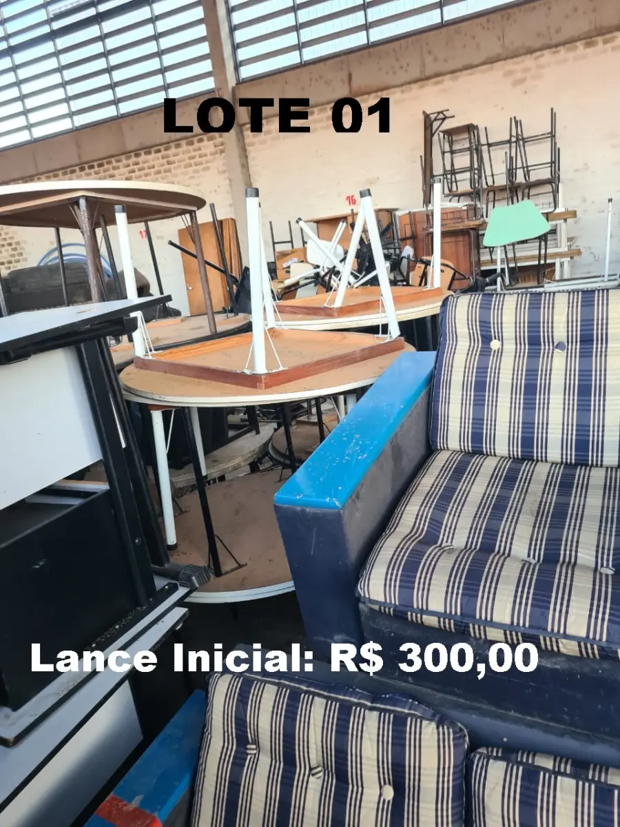 LOTE 001 - Sucata de Mesas, Cadeiras, Sofá e Classes