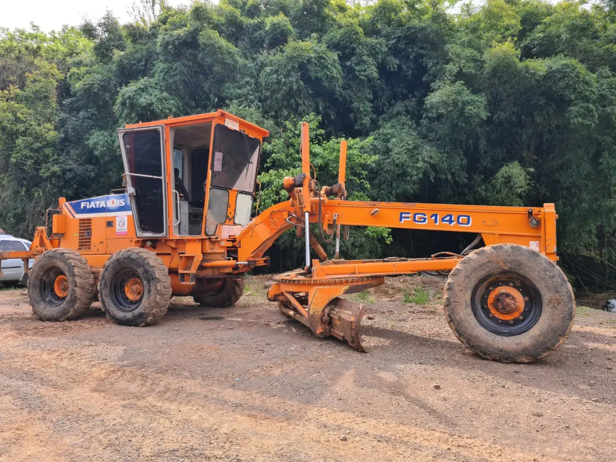 LOTE 001 - MOTONIVELADORA MARCA FIAT ALLIS, ano e modelo 2002, cor laranja, 20T/140CV, cor laranja,