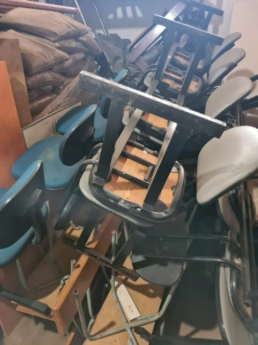 LOTE 010 - Quadro mural, sofá, banco longarina, painel, persiana, roupeiro,