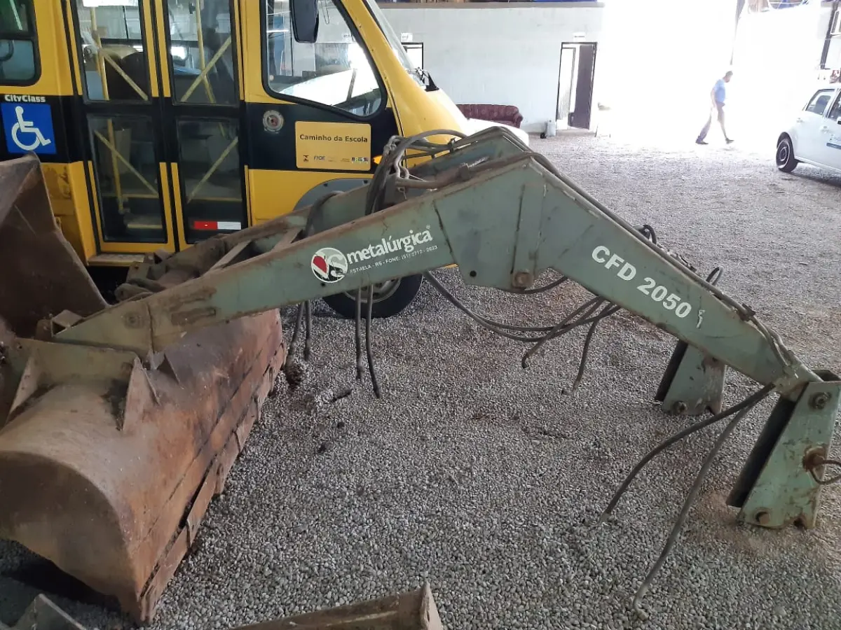 LOTE 007 - CONCHA PARA TRATOR CDF 2050