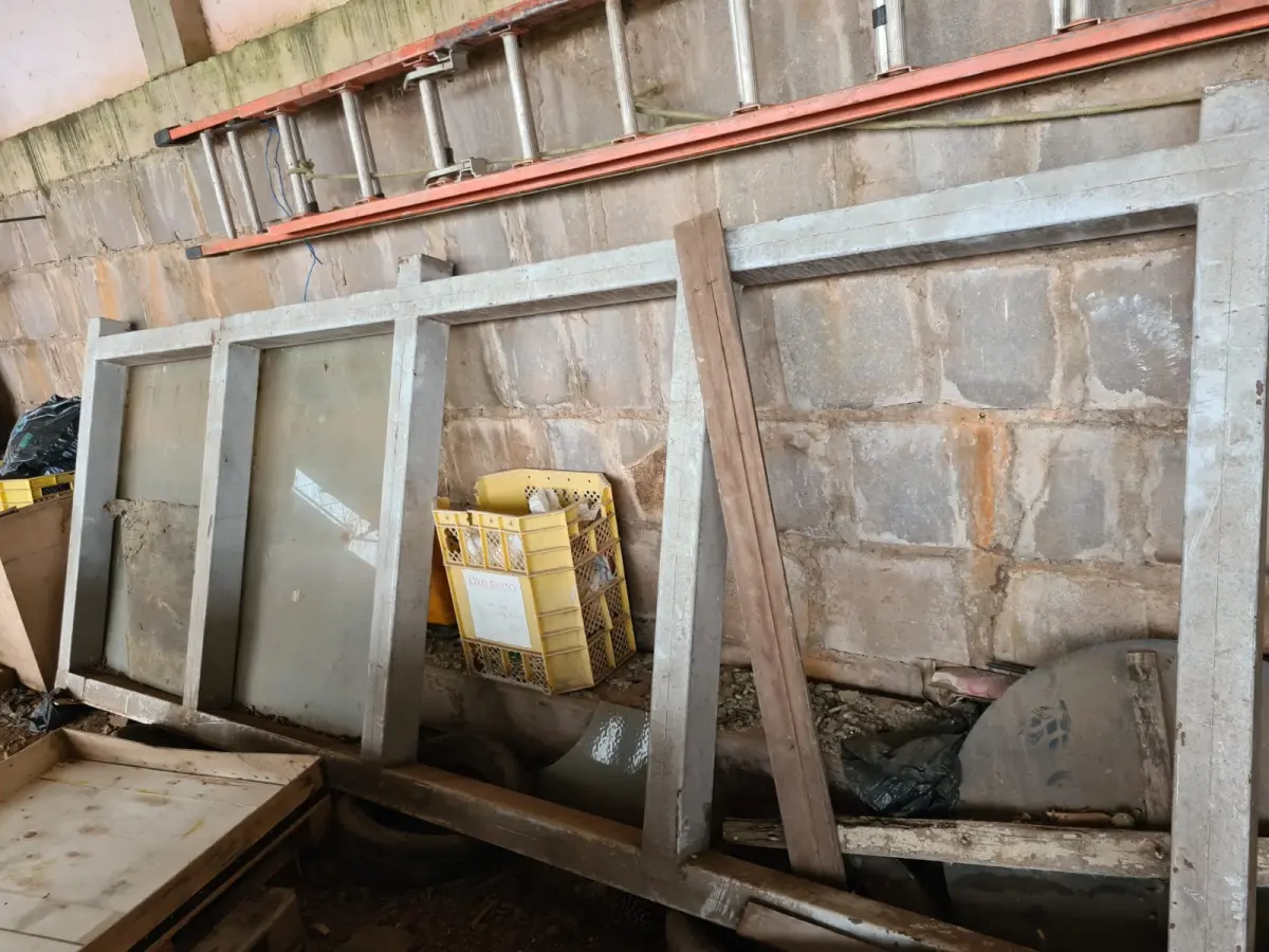 LOTE 006 - Estrutura de ferro medindo 4,00 x 1,50 metros.