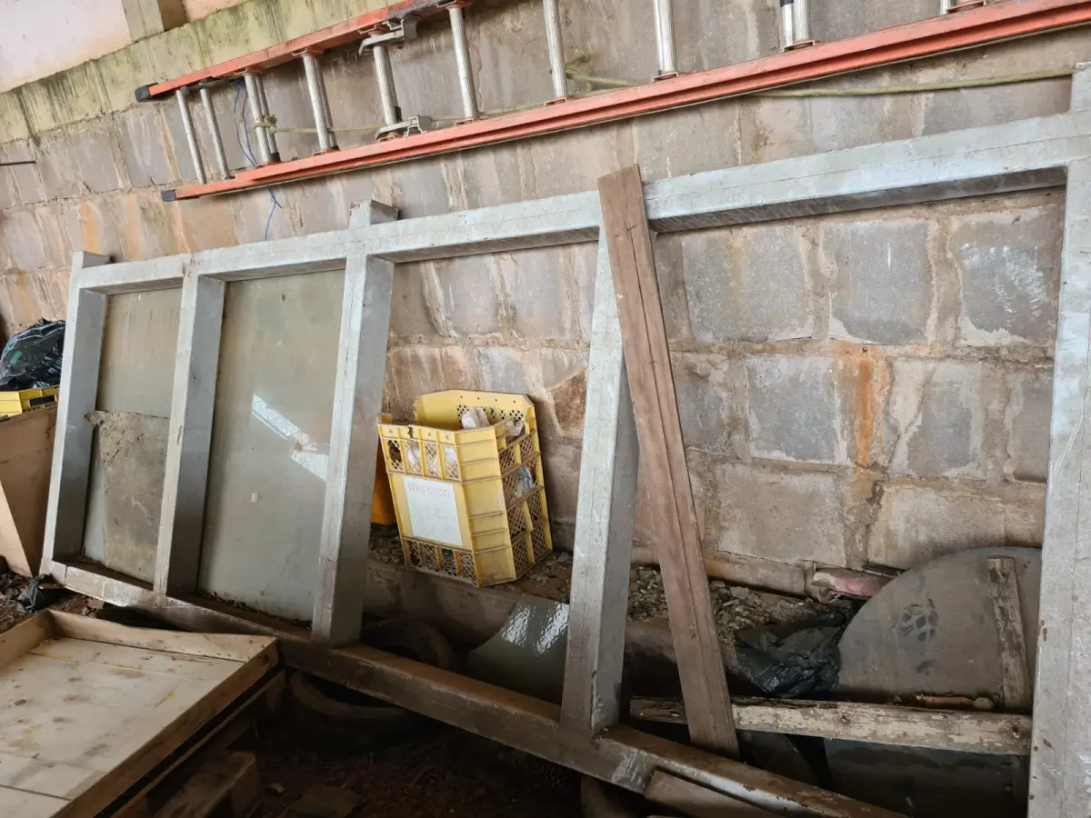 LOTE 006 - Estrutura de ferro medindo 4,00 x 1,50 metros.