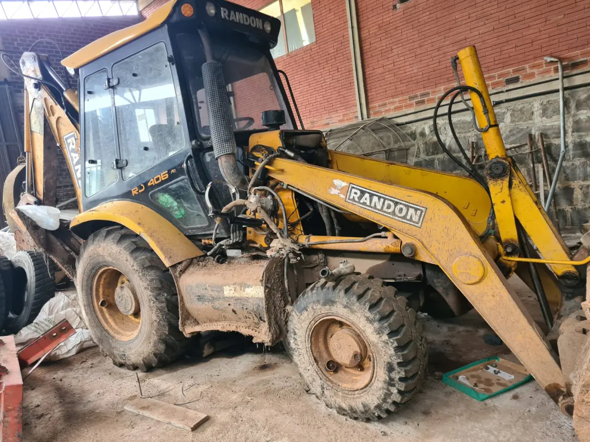 LOTE 007 - RETROESCAVADEIRA  RANDON 406k, Modelo da Máquina RK406/RK406/BRD406, Peso Bruto Máximo 9394 Kg; ano 2011.