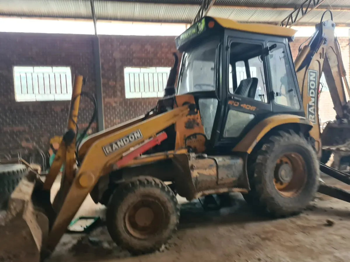 LOTE 007 - RETROESCAVADEIRA  RANDON 406k, Modelo da Máquina RK406/RK406/BRD406, Peso Bruto Máximo 9394 Kg; ano 2011.