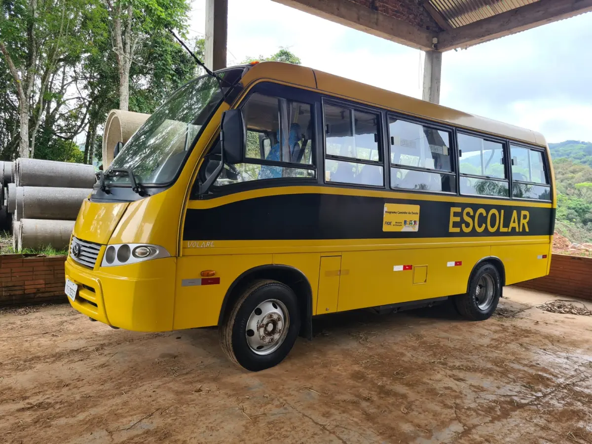 LOTE 009 - MICROÔNIBUS ESCOLAR – IPZ – 0567 – Marcopolo Volare V6 Escolarbus MWM; 2008/2008, amarelo