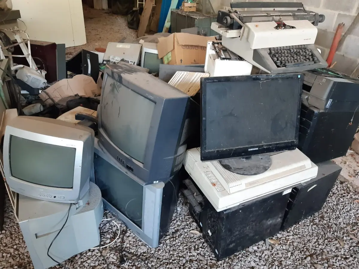LOTE 016 - SUCATA ELETRÔNICOS: fichários, tvs 14”, tvs 21”, aquecedor, receptores de antena parabólica, máquina de escrever, calculadora, estabilizadores, monitores, CPUs, fontes CPUs, DVDs, impressoras, rádio, teclados, tablet, perfurador, caixinhas de som, central telefônica, máquina fotográfica, retropojetor, triturador de papel
