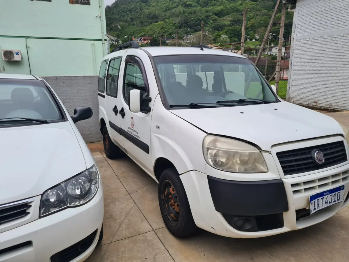 LOTE 011 - FIAT DOBLÔ HLX 1.8 16 V E. TORQUE FLEX – ano e modelo 2011, cor branca, Placas IRT – 4J10 – 07 passageiros,
