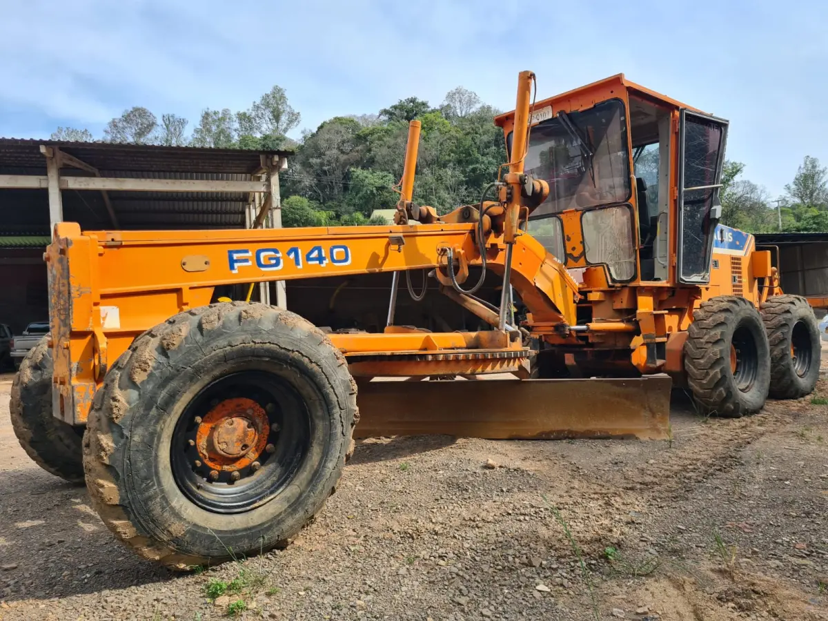 LOTE 001 - MOTONIVELADORA MARCA FIAT ALLIS, ano e modelo 2002, cor laranja, 20T/140CV, cor laranja,