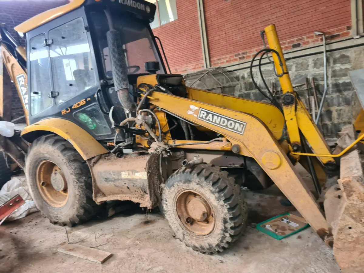 LOTE 007 - RETROESCAVADEIRA  RANDON 406k, Modelo da Máquina RK406/RK406/BRD406, Peso Bruto Máximo 9394 Kg; ano 2011.