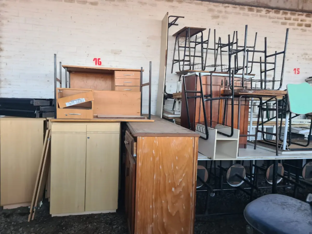 LOTE 001 - Sucata de Mesas, Cadeiras, Sofá e Classes