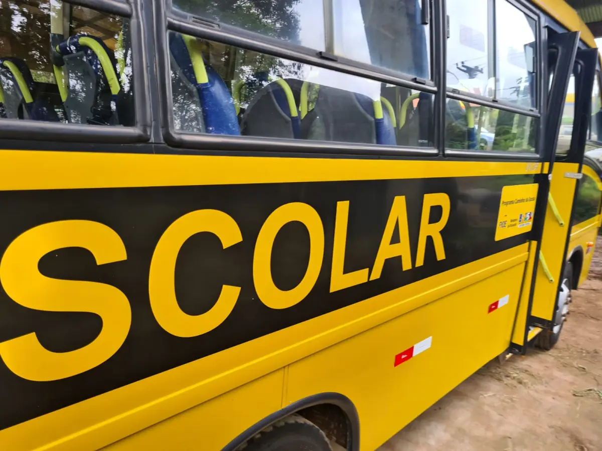 LOTE 009 - MICROÔNIBUS ESCOLAR – IPZ – 0567 – Marcopolo Volare V6 Escolarbus MWM; 2008/2008, amarelo