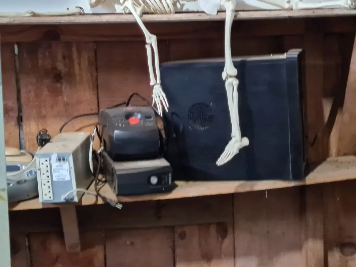 LOTE 011 - Estabilizador, ,  nebulizador, televisor, rádio, terminal ti, coletor de dados,  gravador nvr, suporte, estetoscópio, caneta e contra ângulo, episcópio,  esqueleto, nobreak, impressora,  microcomputadores, câmeras,  notebook,  monitores,  câmera digital,  netbook.