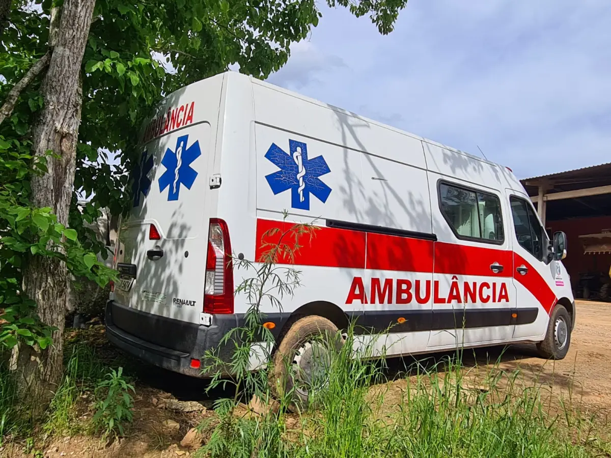 LOTE 002 - AMBULÂNCIA RENAULT MASTER 2.3 DCI, ano 2013 e modelo 2014