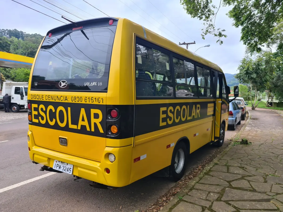 LOTE 010 - MICROÔNIBUS ESCOLAR– IPW – 3245 – Marcopolo Volare V6 Escolarbus MWM; 2009/2009, amarelo;