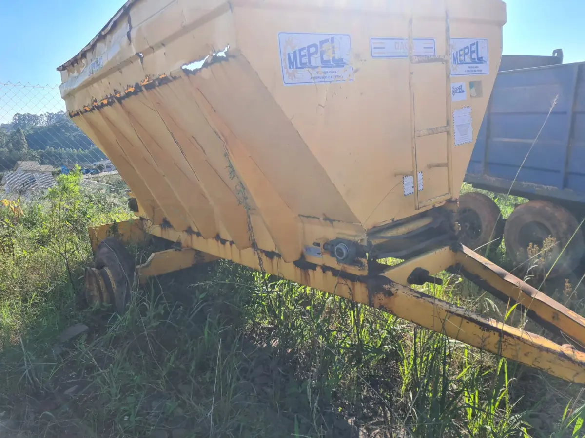 LOTE 002 - Um DISTRIBUIDOR DE ADUBO SECO, Marca MEPEL, ano de fabricação 2012