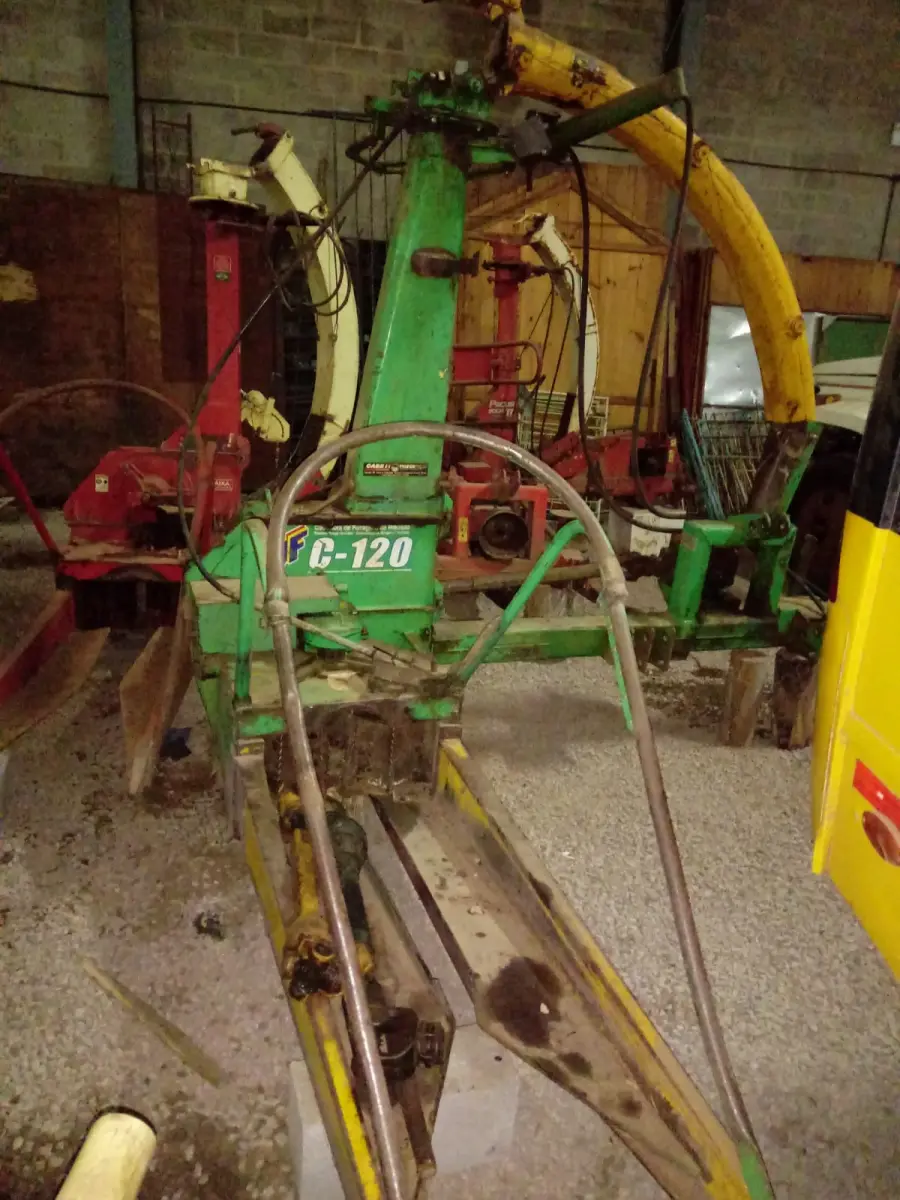 LOTE 010 - ENSILADEIRA JF120, verde, 12 facas, caixa e cardan