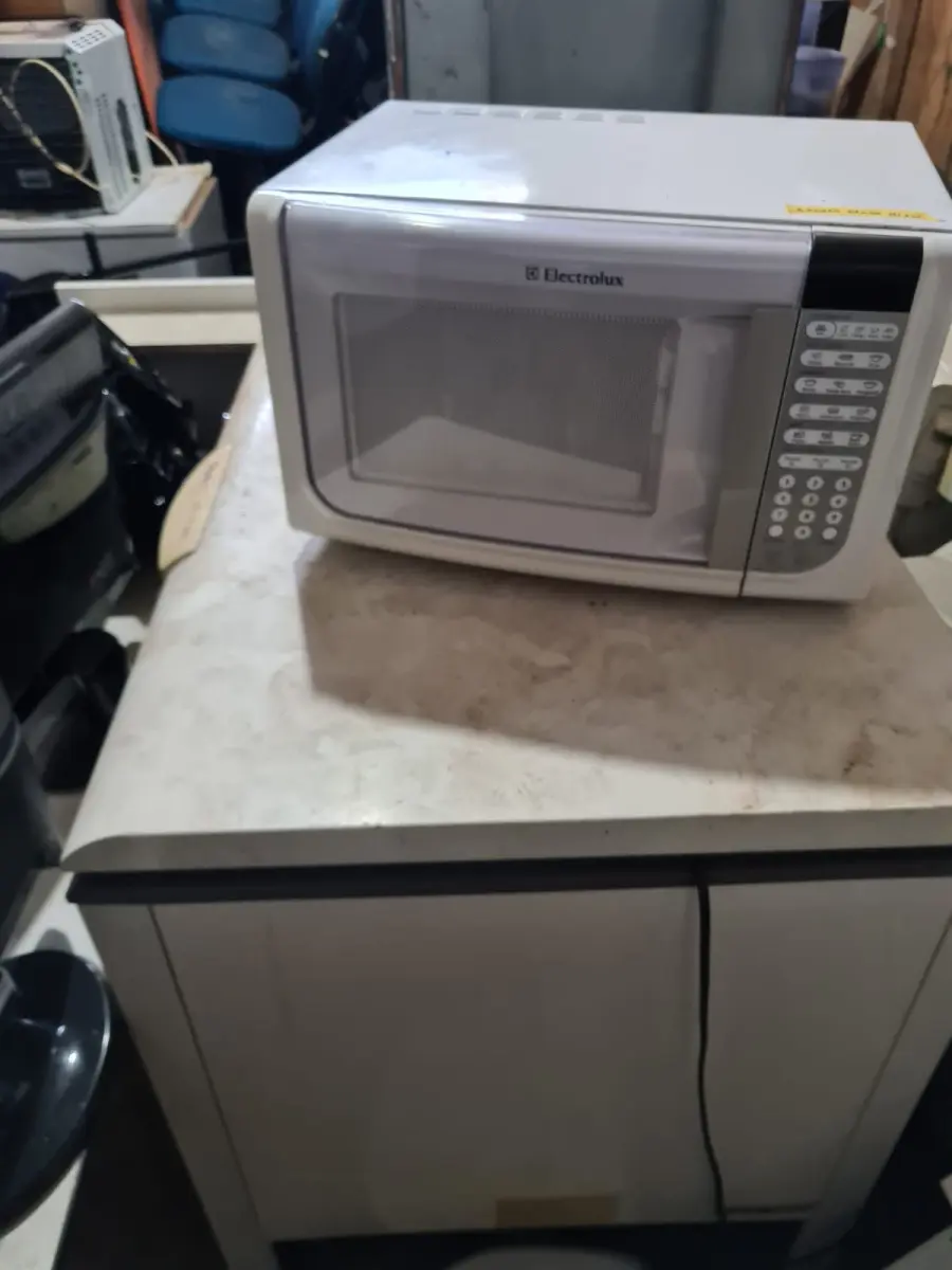 LOTE 012 - Freezer, ar-condicionado,  ventilador,  liquidificador, forno elétrico, forno micro-ondas, balança,  cilindro, multiprocessador, seladora, bebedouro, lavadora de roupas, jarra elétrica, bomba combustível, compressor,