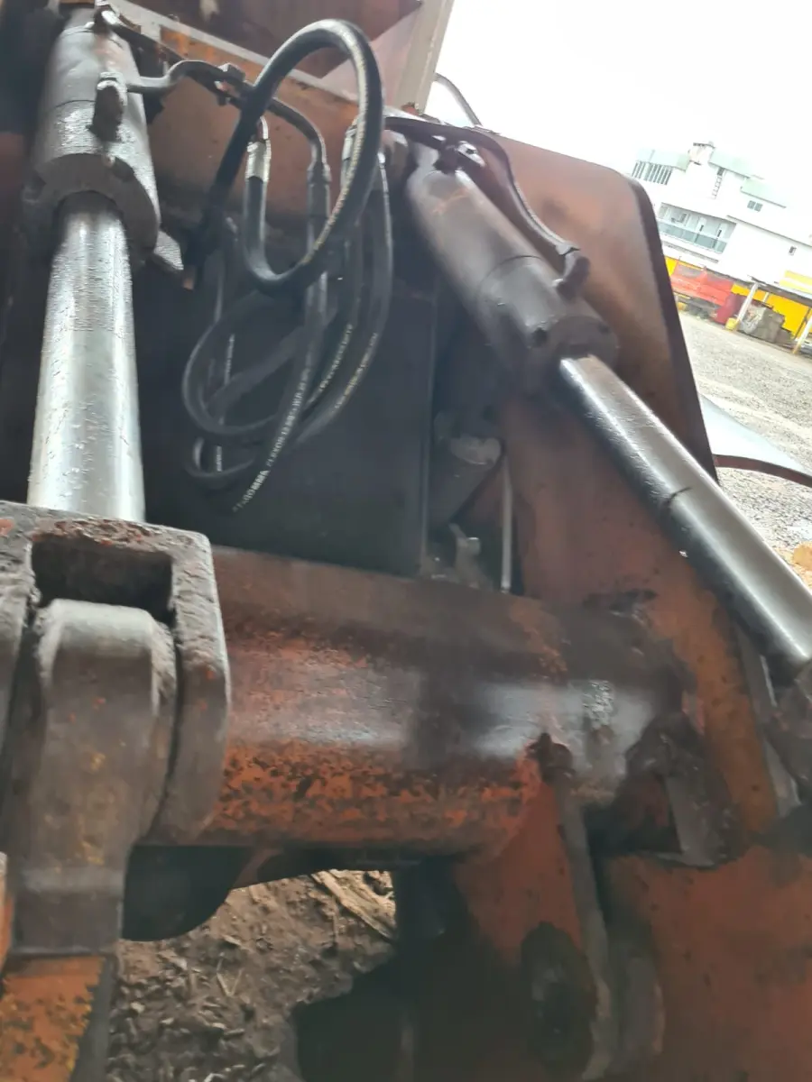 LOTE 003 - Pá-Carregadeira marca Fiatallis . 1997 modelo FR 12B