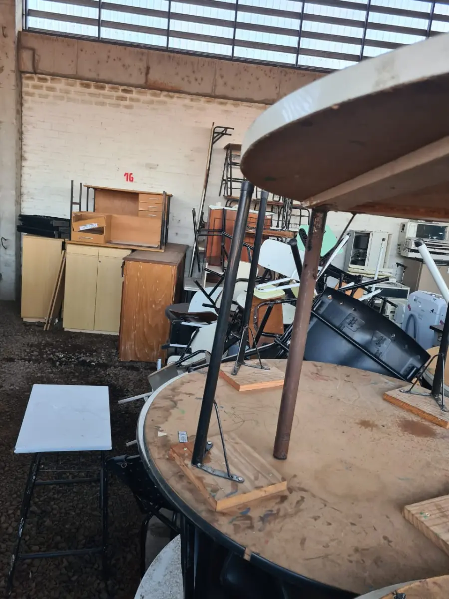 LOTE 001 - Sucata de Mesas, Cadeiras, Sofá e Classes