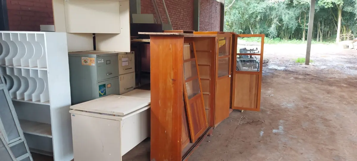 LOTE 013 - Móveis, cadeiras e Armários de madeira