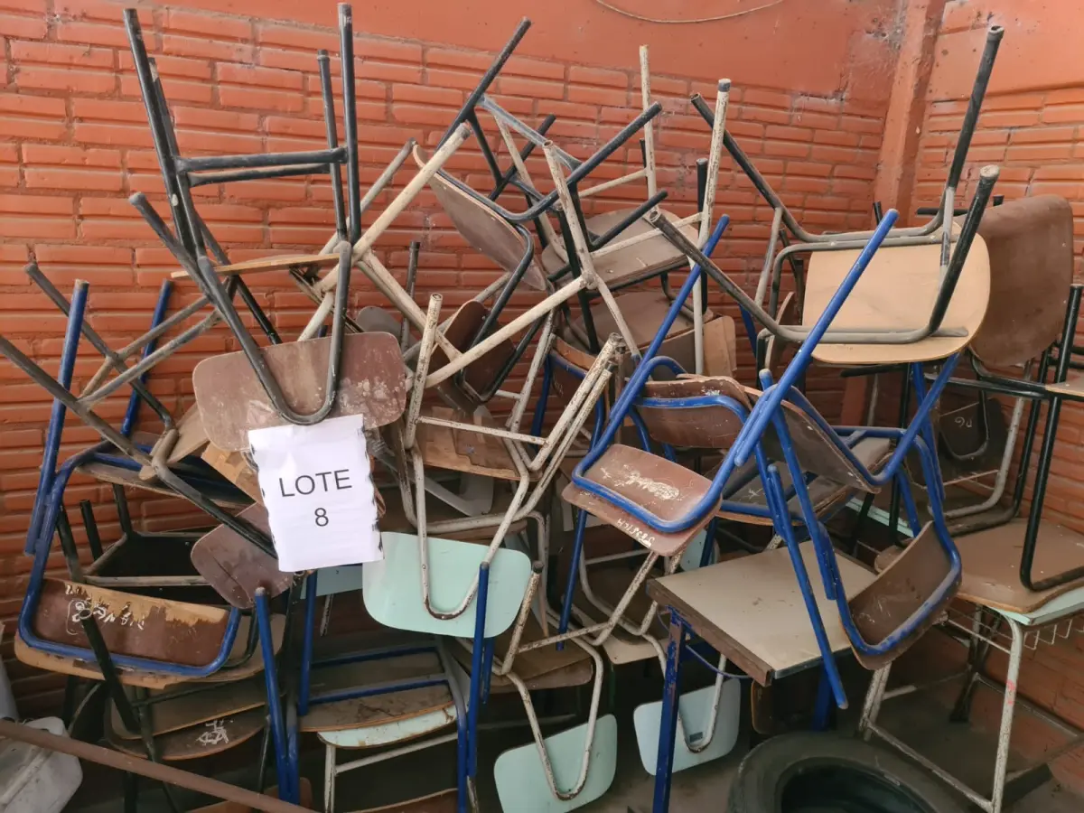 LOTE 008 - Sucata de mesas em madeira, classes e cadeiras escolares, caixas de som, aquecedor a óleo, fogão a gás, máquina de lavar, bebedouro, cama hospitalar, mesas ginecológicas, cadeiras de roda, cadeiras de escritório, máquina para confecção de fraldas e arquivo de aço